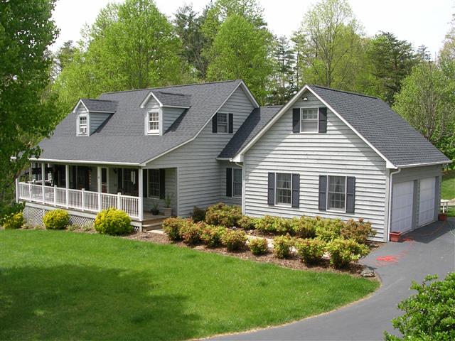 A picture of the property located at 4 COUNTRYSIDE LN, ASHEVILLE NC 28804.