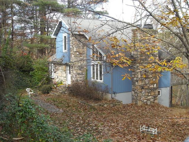 A picture of the property located at 48 WHITE ROSE LN, ASHEVILLE NC 28804.