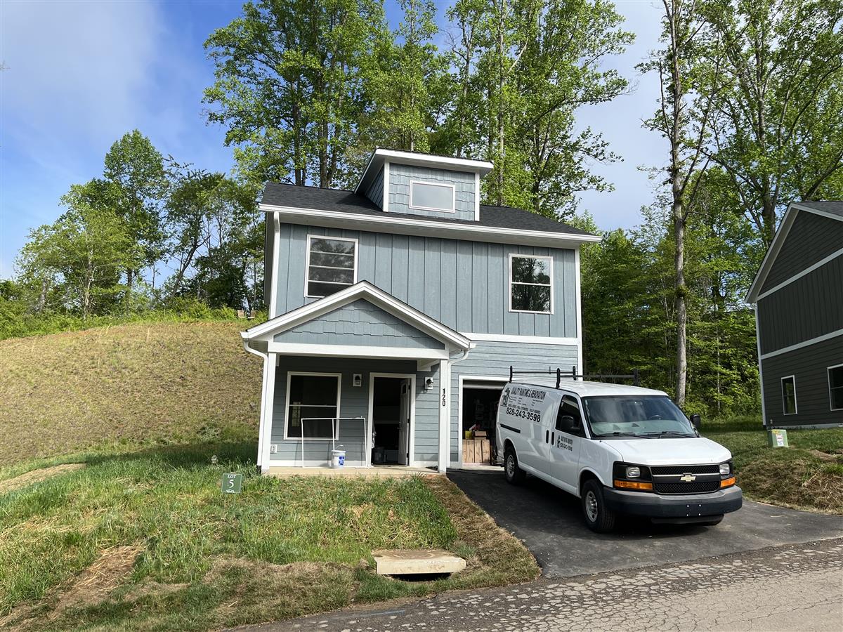 A picture of the property located at 120 NORTHBEND DR, ASHEVILLE NC 28804.