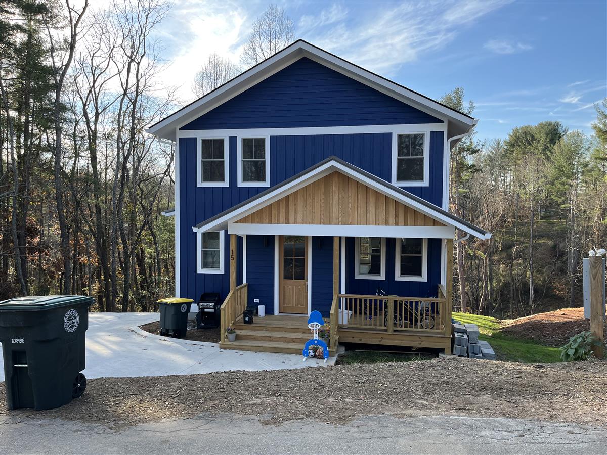 A picture of the property located at 15 CRESTFIELD AVE, ASHEVILLE NC 28804.