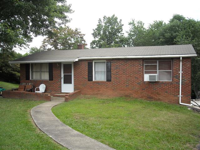 A picture of the property located at 10 BUSS ROBERTS DR, ASHEVILLE NC 28804.