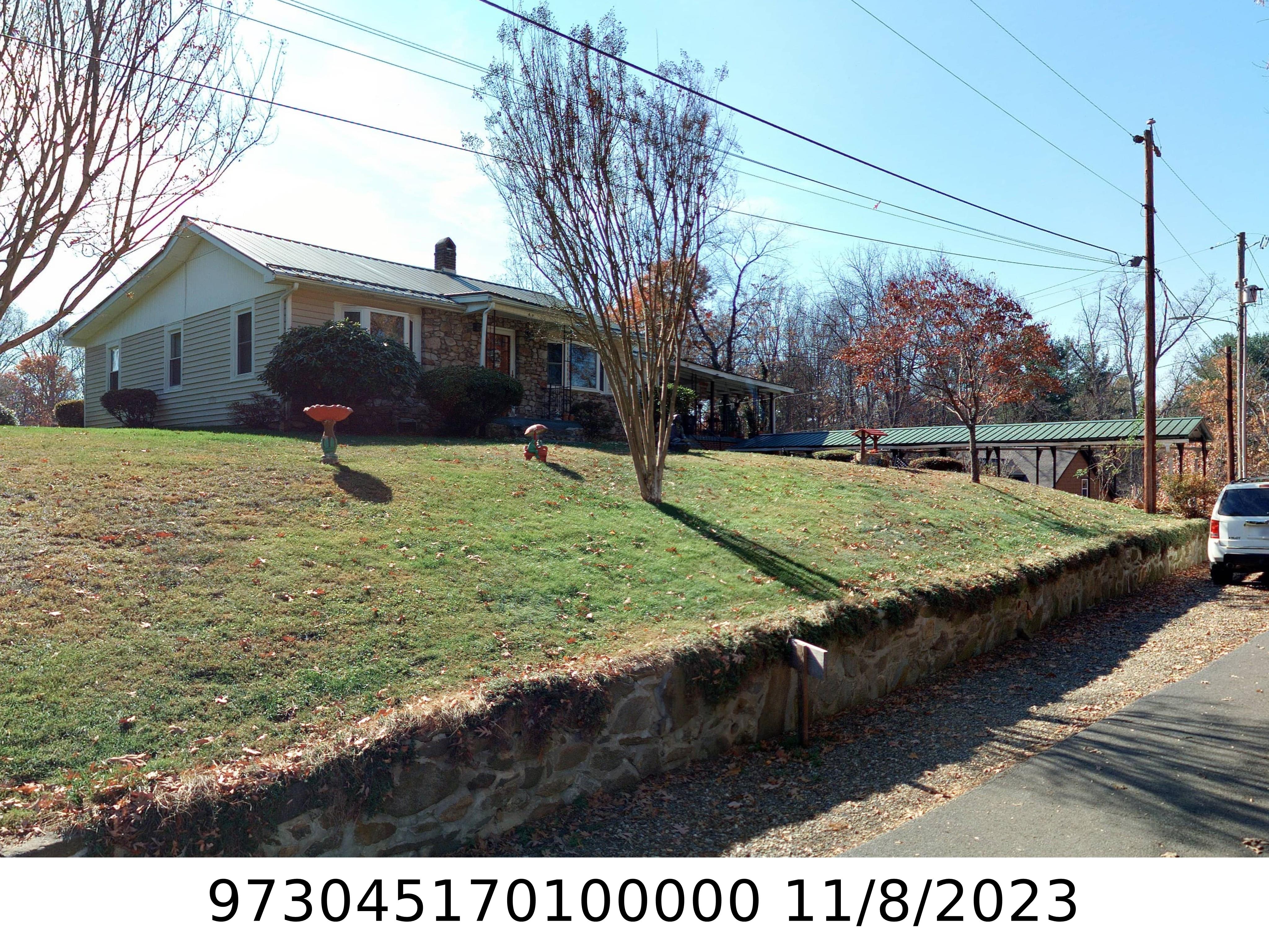 A picture of the property located at 40 W SKYLAND CIR, ASHEVILLE NC 28804.