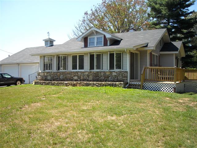 A picture of the property located at 210 AIKEN RD, ASHEVILLE NC 28804.
