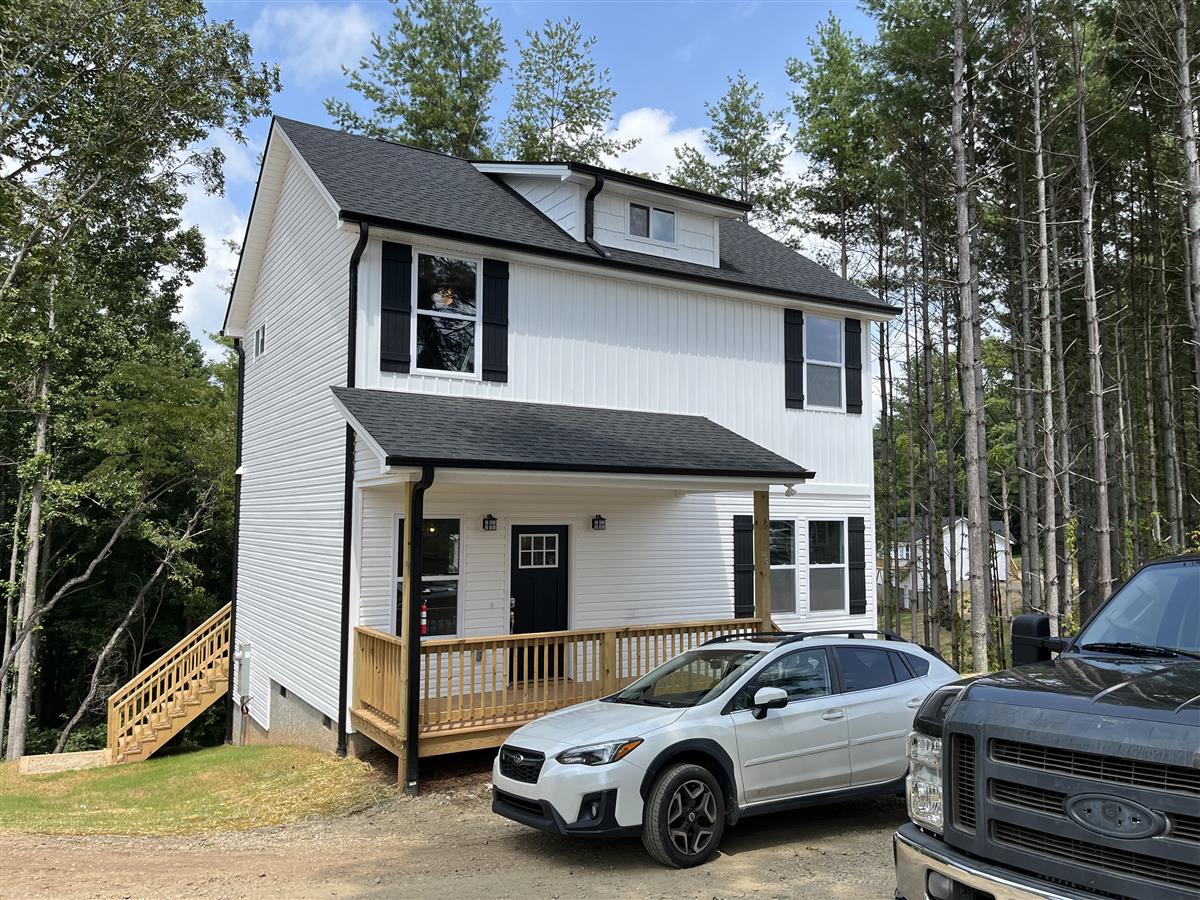 A picture of the property located at 5 GREENRIDGE RD, WEAVERVILLE NC 28787.