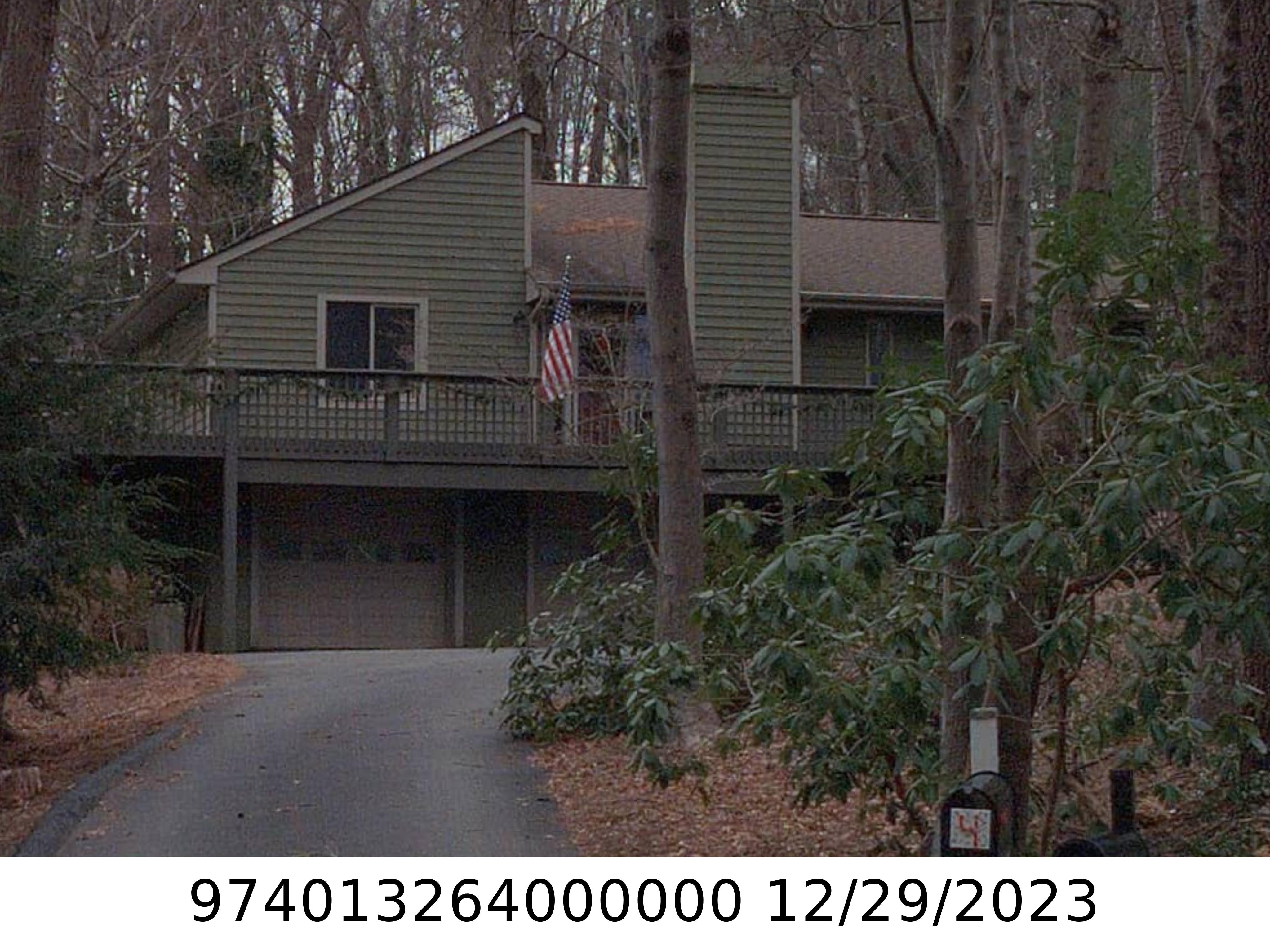 A picture of the property located at 4 LAKESHORE LN, ASHEVILLE NC 28804.