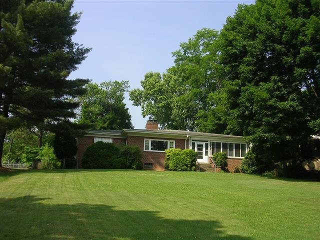 A picture of the property located at 35 EDGEWATER LN, ASHEVILLE NC 28804.