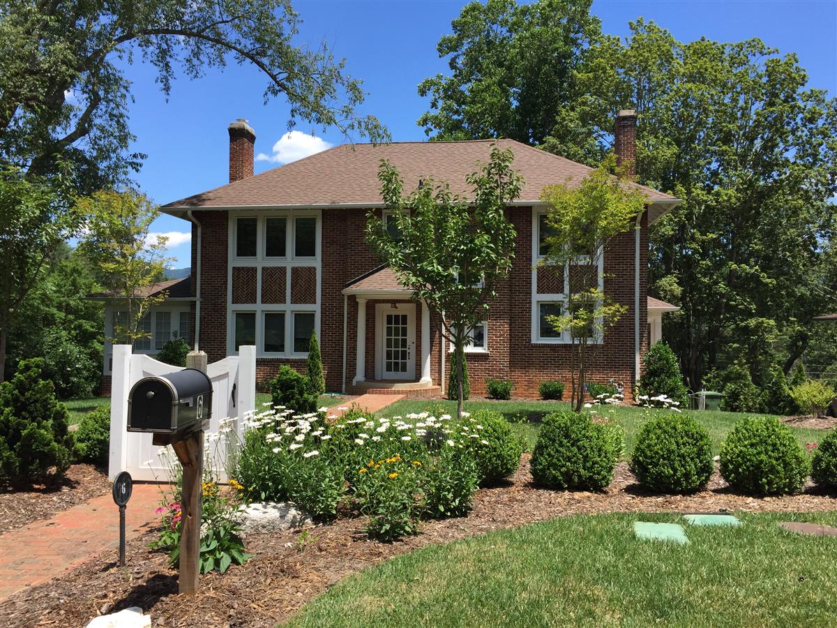 A picture of the property located at 6 N KENSINGTON RD, ASHEVILLE NC 28804.