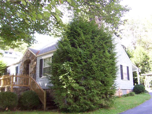 A picture of the property located at 55 FENNER AVE # 201, ASHEVILLE NC 28804.