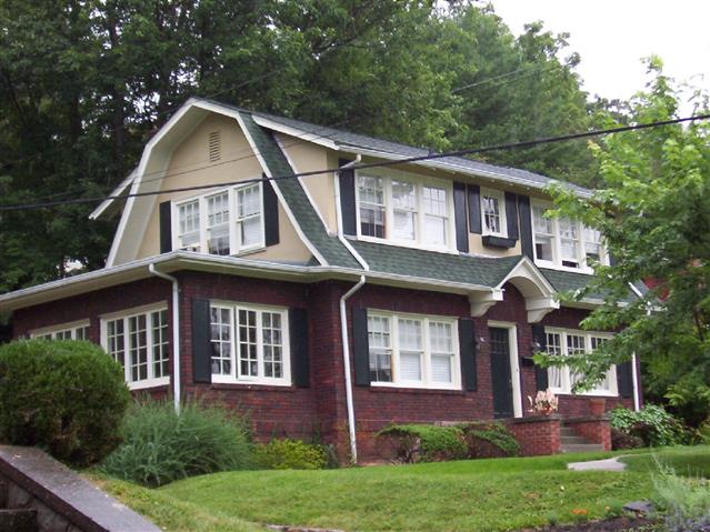 A picture of the property located at 33 MOUNT VERNON CIR, ASHEVILLE NC 28804.