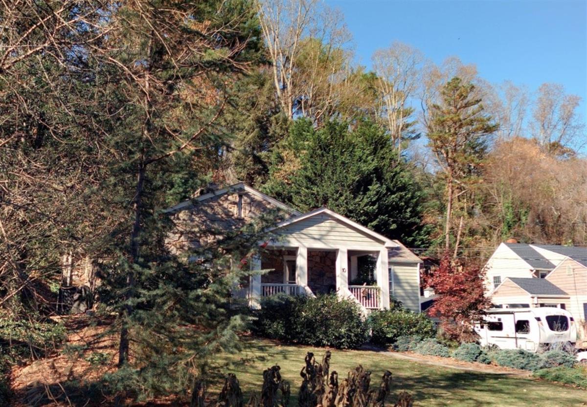 A picture of the property located at 10 MOUNT VERNON PL, ASHEVILLE NC 28804.