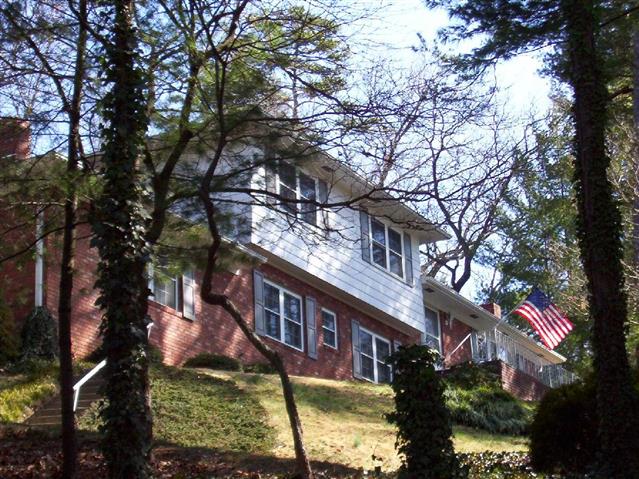 A picture of the property located at 220 ROBINHOOD RD, ASHEVILLE NC 28804.