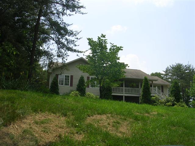 A picture of the property located at 152 SKYVIEW CIR, ASHEVILLE NC 28804.