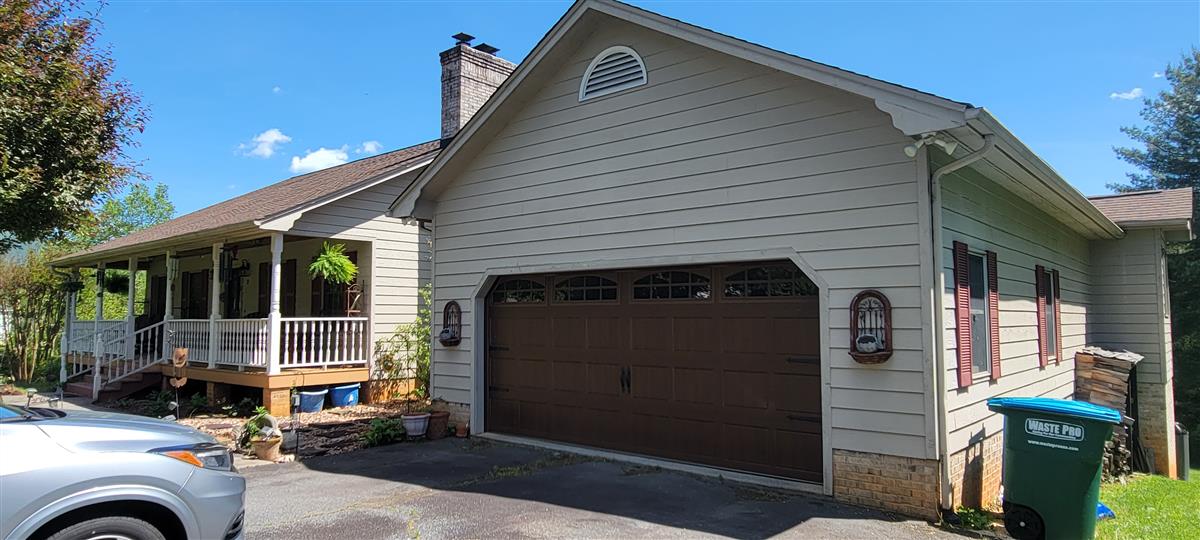 A picture of the property located at 2 HAMPTON LN, WEAVERVILLE NC 28787.