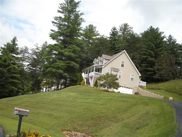 A picture of the property located at 3 HAMPTON LN, WEAVERVILLE NC 28787.