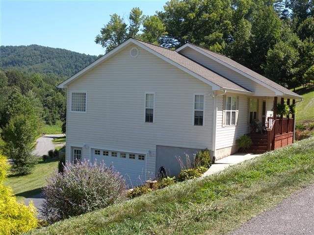 A picture of the property located at 8 ROSE BRIAR CIR, WEAVERVILLE NC 28787.