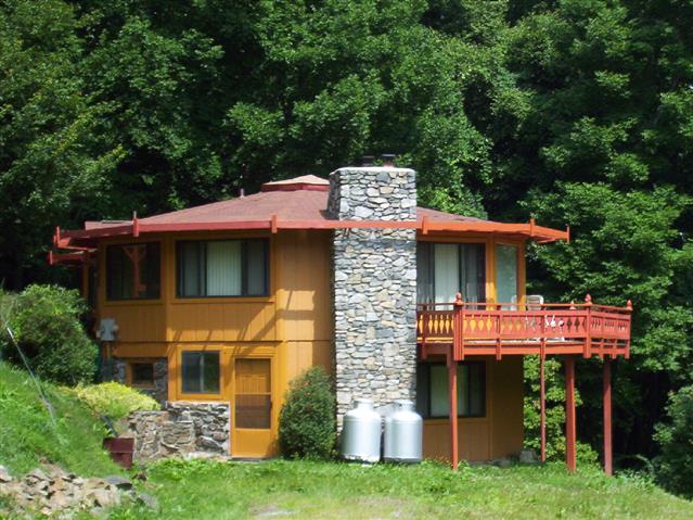 A picture of the property located at 1 PATTON CIR, ASHEVILLE NC 28804.