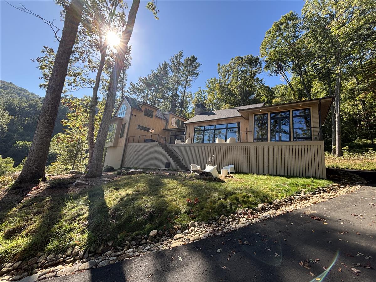 A picture of the property located at 54 LONGSPUR LN, ASHEVILLE NC 28804.