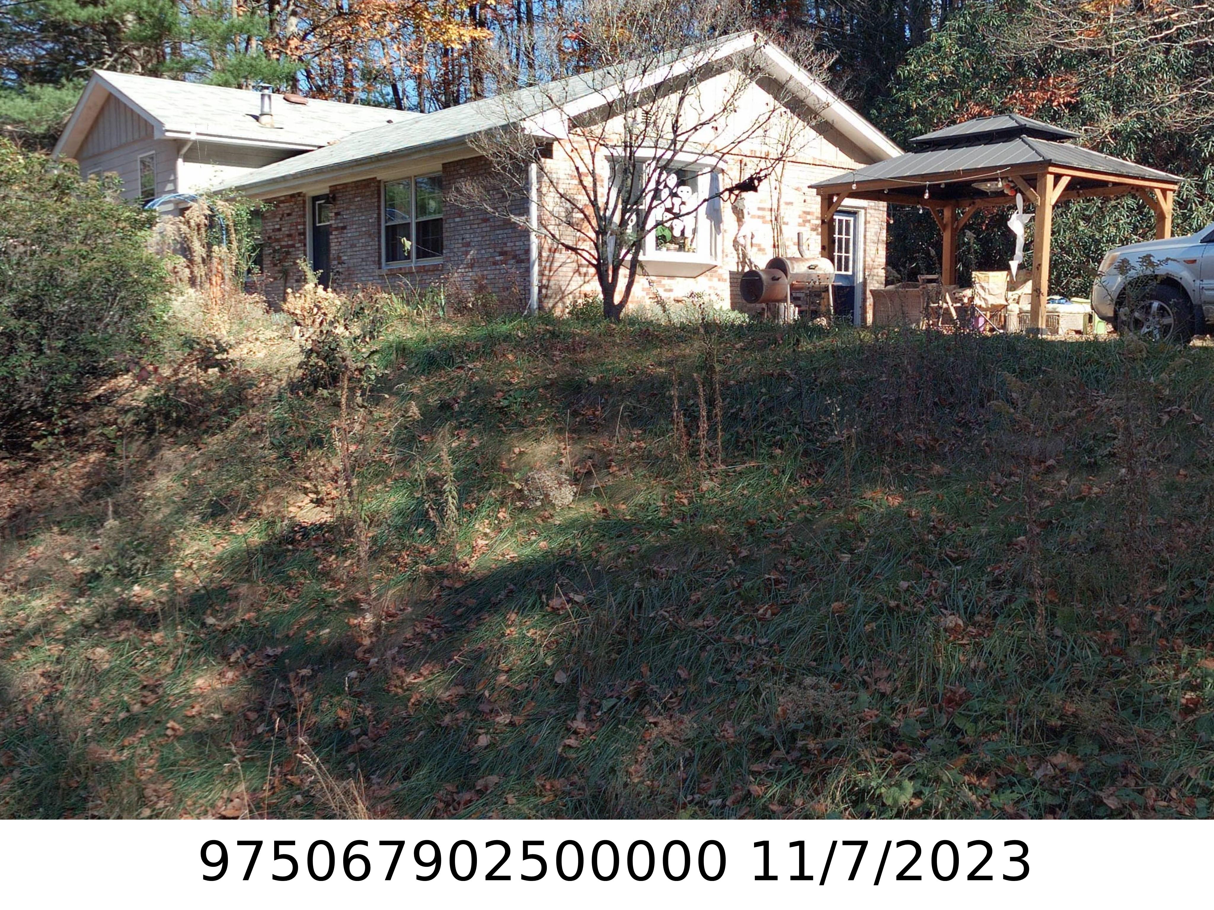 A picture of the property located at 6 LAWTERDALE NO 2 CIR, ASHEVILLE NC 28804.