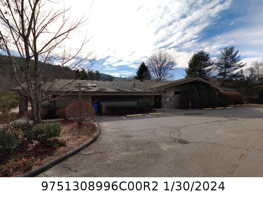 A picture of the property located at 2 WEEPING WILLOW LN, ASHEVILLE NC 28804.