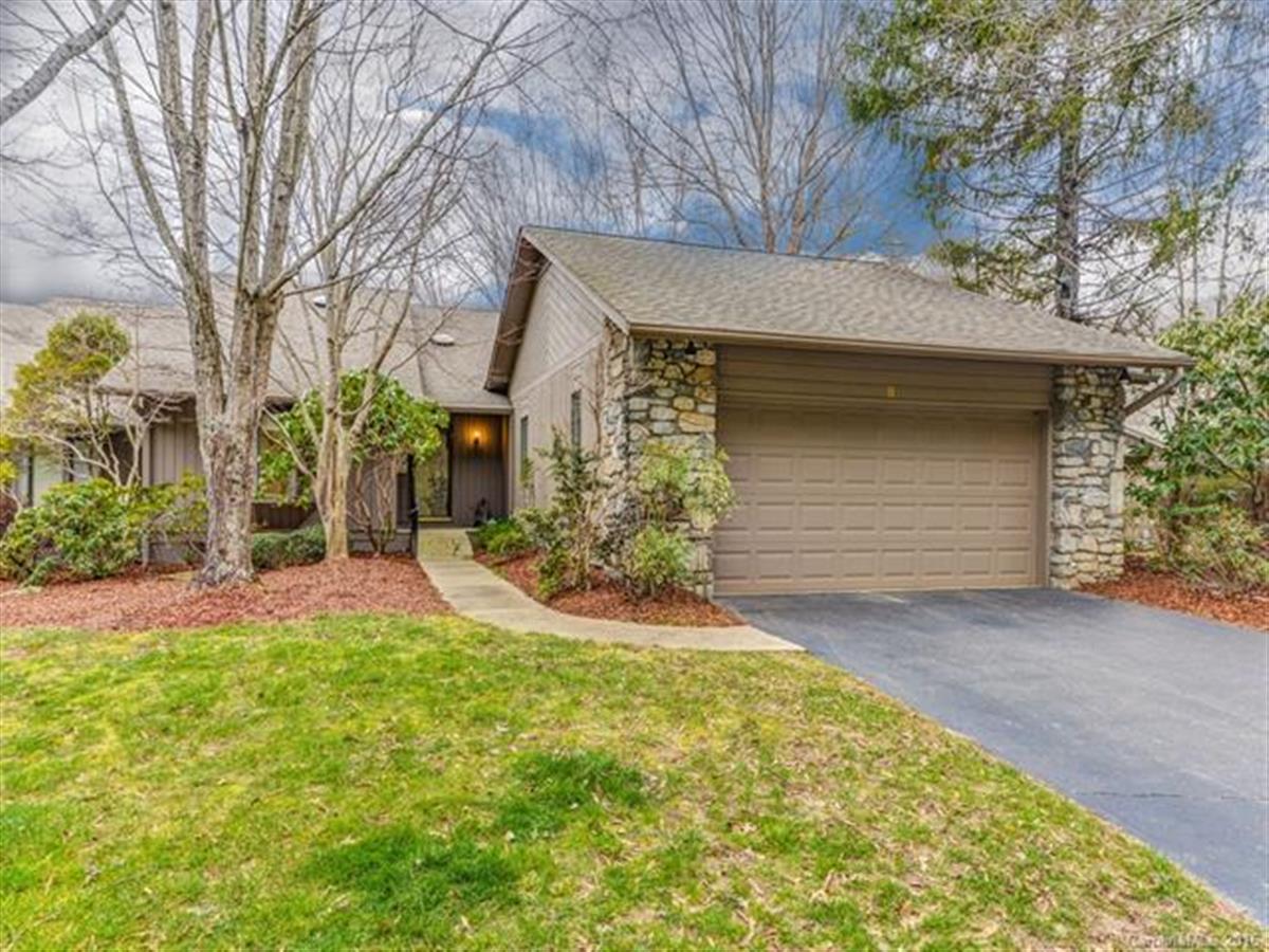 A picture of the property located at 6 WEEPING WILLOW LN, ASHEVILLE NC 28804.