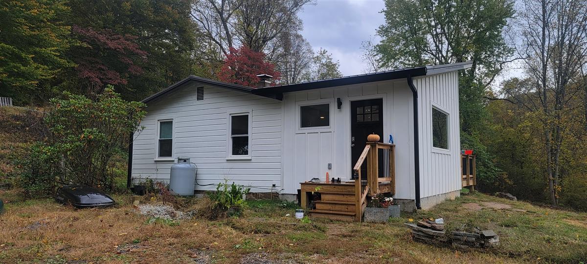 A picture of the property located at 11 VANCE KNOB LN, WEAVERVILLE NC 28787.