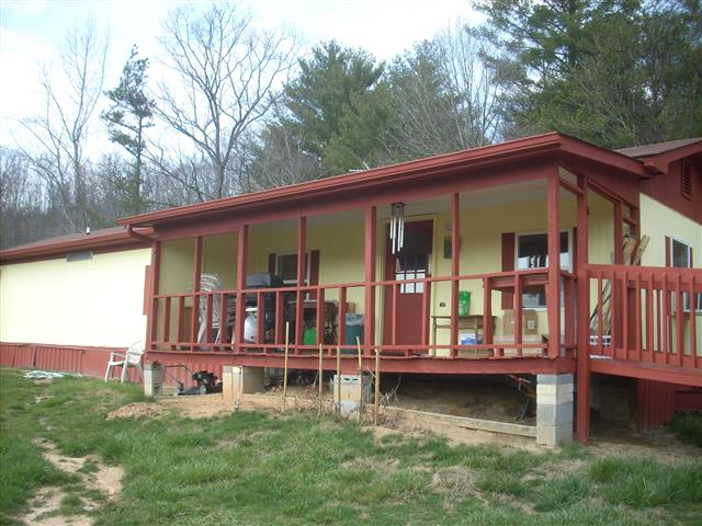 A picture of the property located at 351 DILLINGHAM CIR, ASHEVILLE NC 28805.