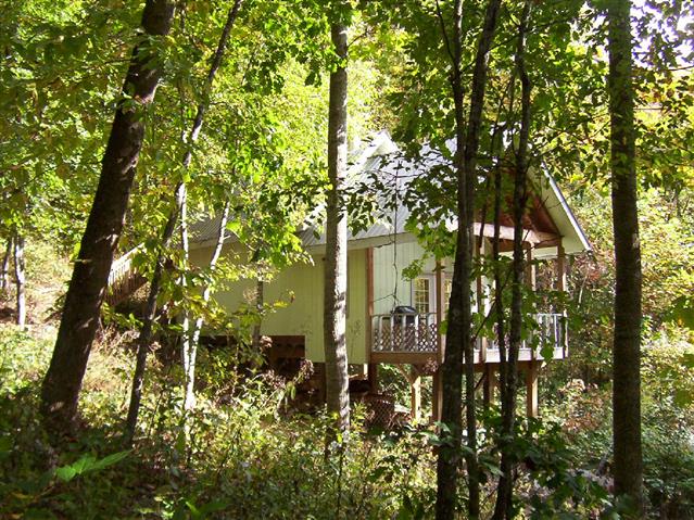 A picture of the property located at 122 GAVIN GLN, BARNARDSVILLE NC 28709.