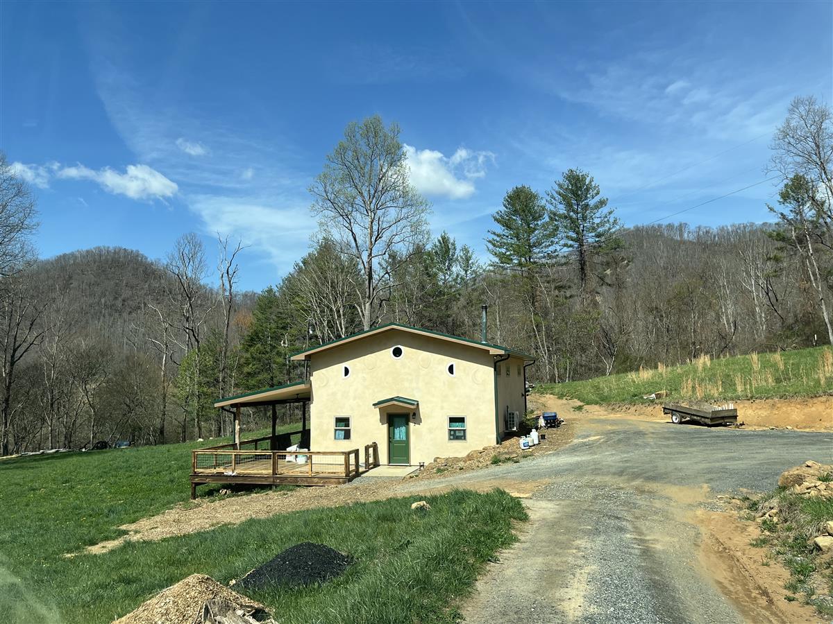 A picture of the property located at 2 MARTIN LN, BARNARDSVILLE NC 28709.